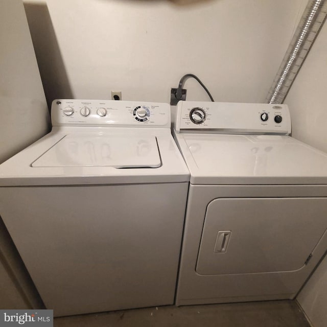 washroom with washing machine and dryer