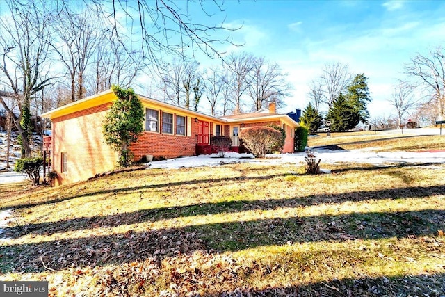 view of front of house featuring a front yard