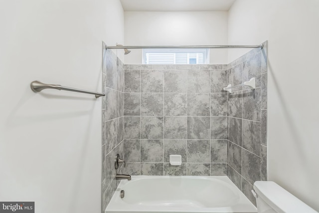 bathroom with tiled shower / bath and toilet