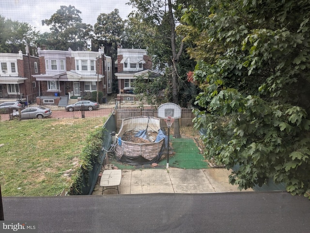 view of front of property featuring a front yard