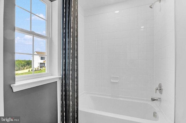 bathroom featuring tiled shower / bath