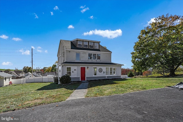 view of front of house featuring a front lawn