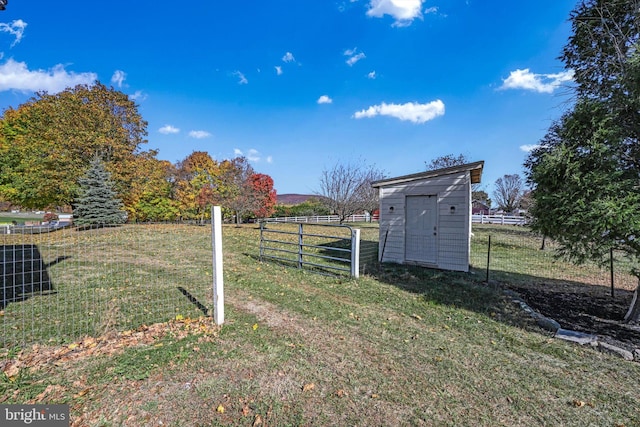 view of yard with a rural view