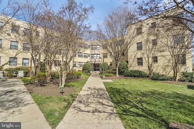 view of property's community featuring a yard