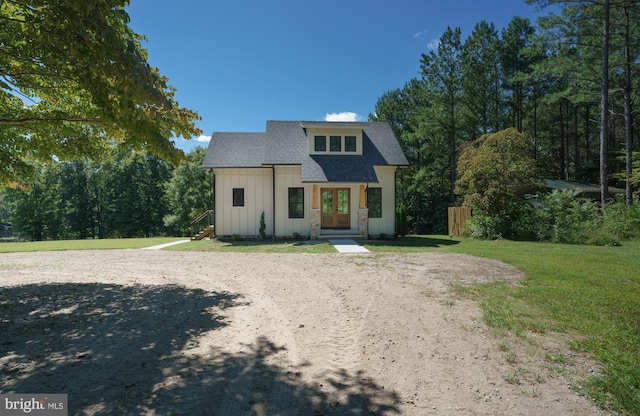 view of front of property featuring a front yard