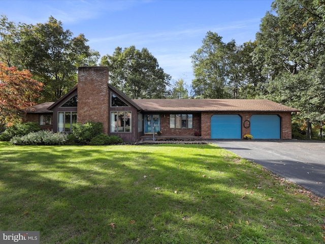 view of front of property featuring a front yard and a garage