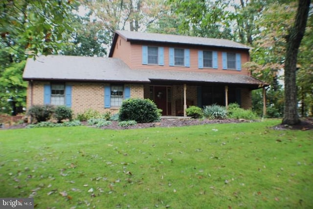 view of front of property featuring a front yard