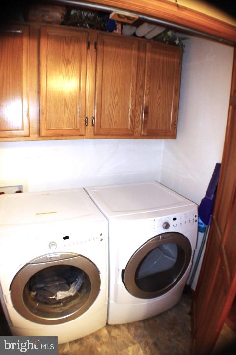 laundry room with cabinets and washing machine and dryer