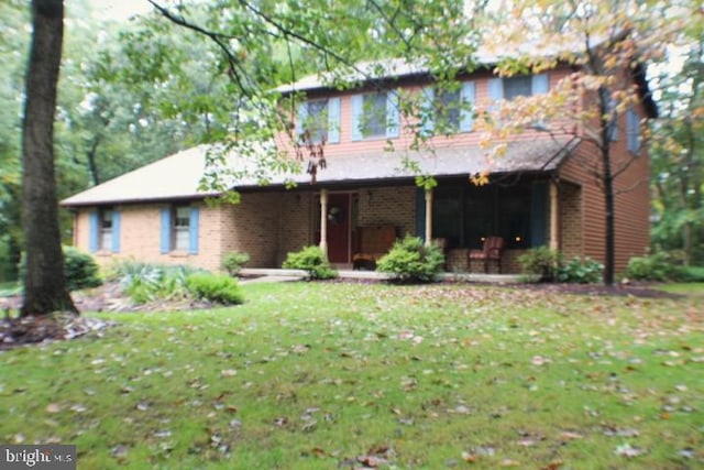 view of front facade featuring a front yard