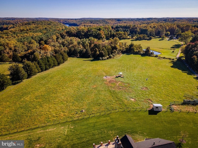 birds eye view of property featuring a forest view