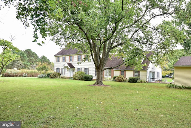 colonial inspired home featuring a front yard