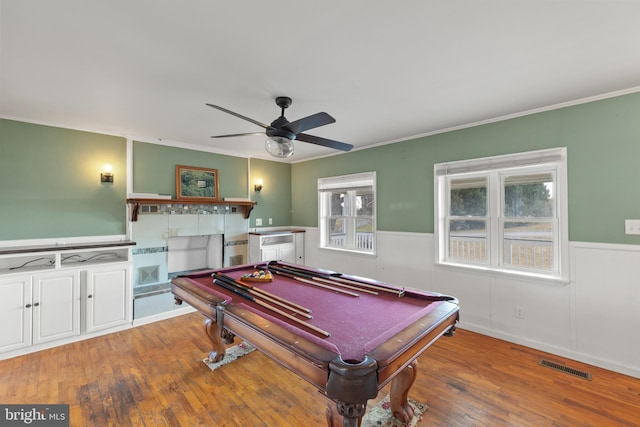 recreation room featuring hardwood / wood-style flooring, pool table, crown molding, and ceiling fan