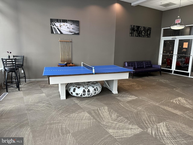 recreation room with carpet flooring