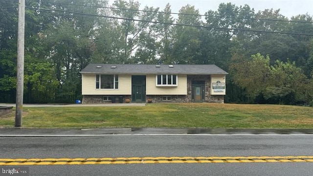 split foyer home featuring a front lawn