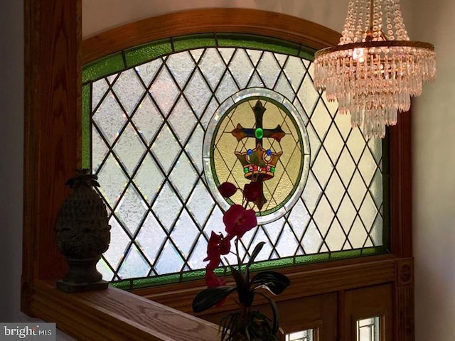 room details featuring an inviting chandelier