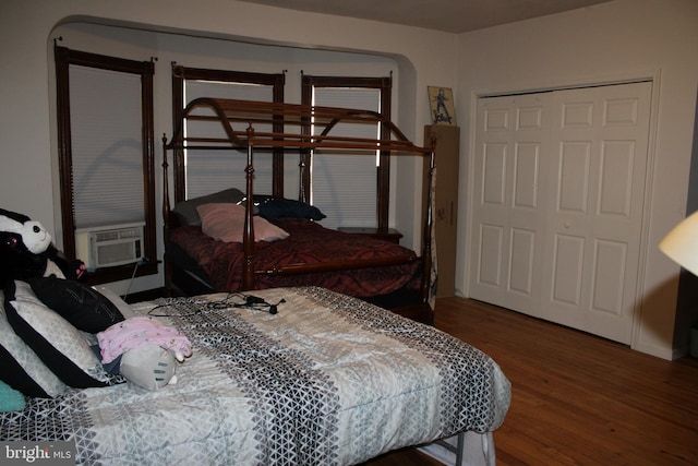 bedroom featuring cooling unit, hardwood / wood-style flooring, and a closet