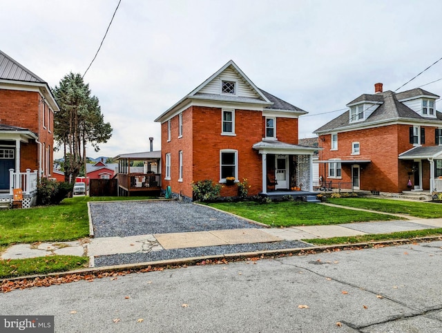 front of property with a front lawn