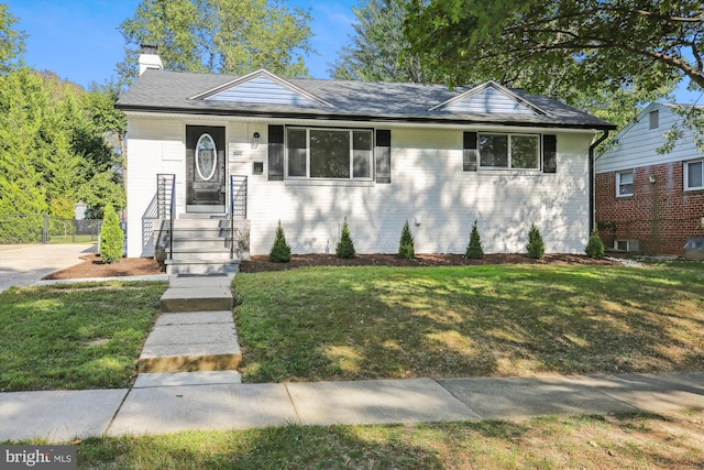 view of front of property featuring a front yard