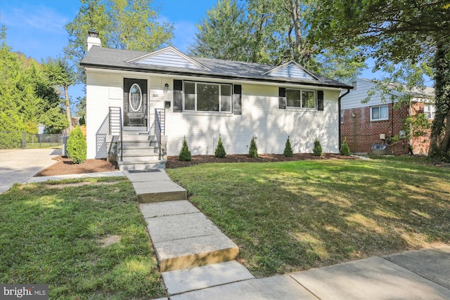 view of front facade featuring a front lawn