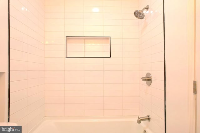 bathroom featuring tiled shower / bath