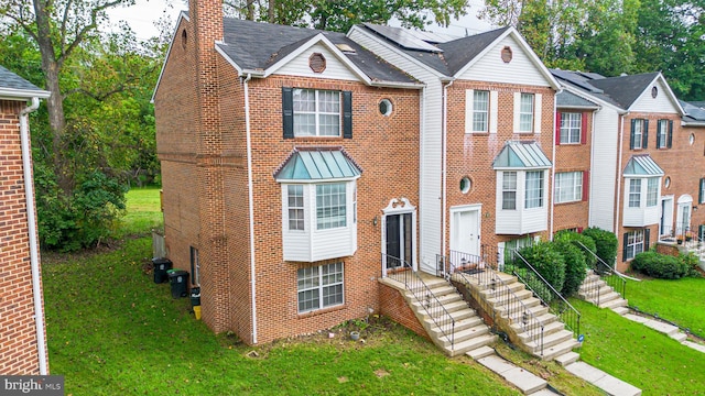 view of front of house featuring a front yard