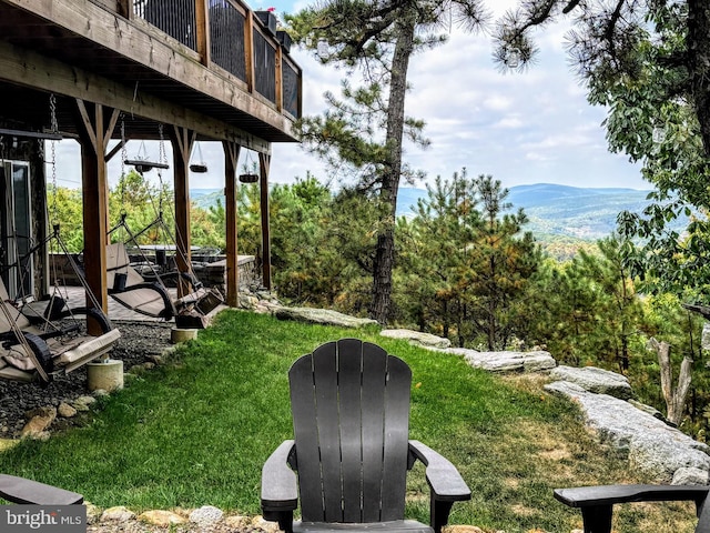 view of yard featuring a mountain view