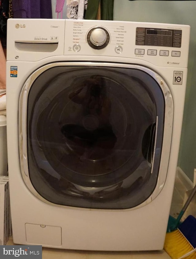 laundry area with washer / clothes dryer