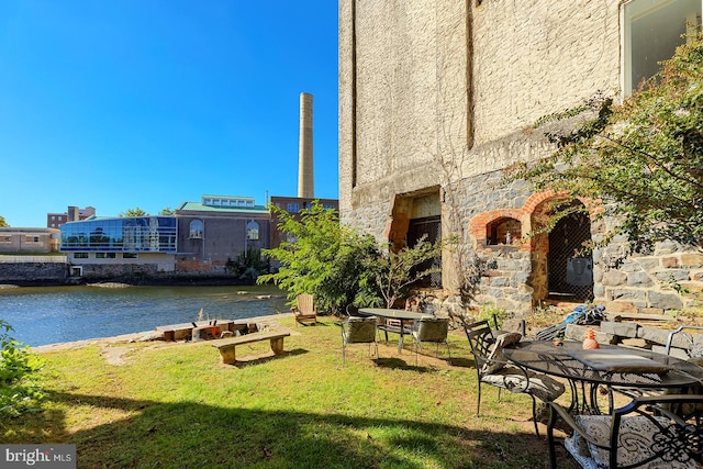 view of yard featuring a water view