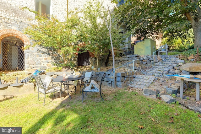view of yard featuring a patio