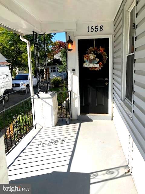 property entrance featuring covered porch