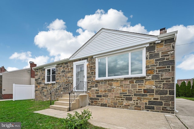 view of front of property featuring a front yard