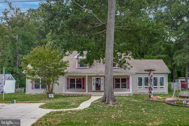 view of front facade featuring a front lawn