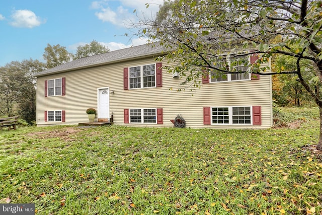 split foyer home featuring a front lawn