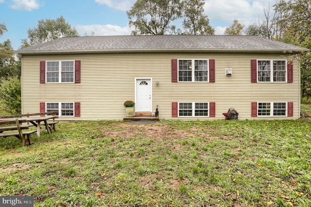 split foyer home with a front yard