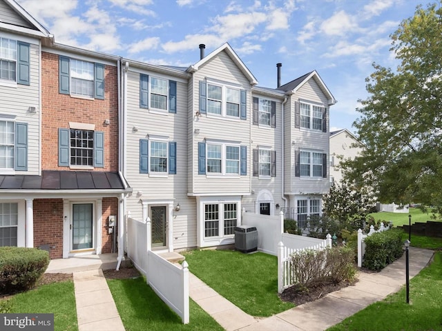 townhome / multi-family property featuring a front yard