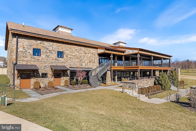 view of front of house with a front lawn