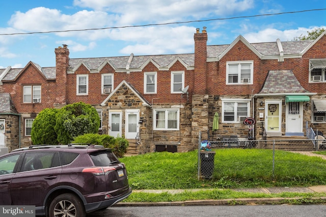 view of front of property featuring a front yard