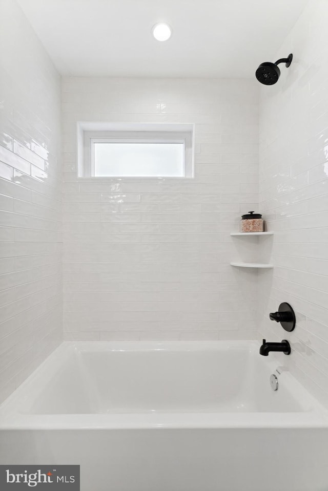 bathroom featuring tiled shower / bath combo