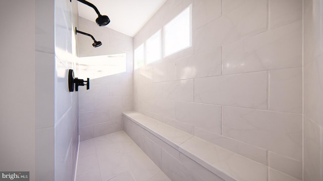 bathroom featuring a tile shower