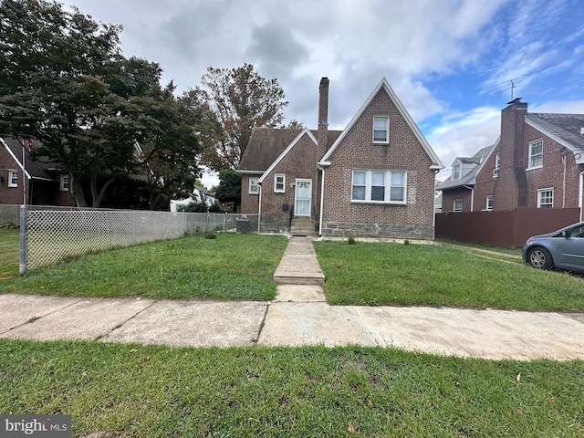 view of front of home featuring a front yard