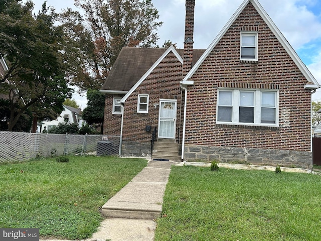 view of front facade featuring a front yard