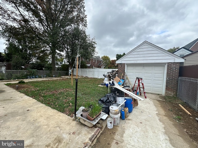 view of yard featuring an outdoor structure and a garage