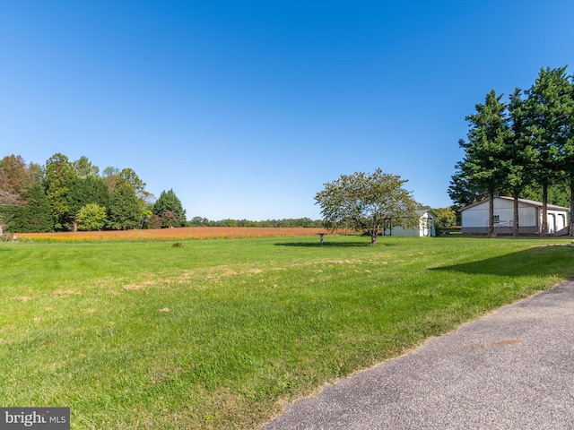 view of yard featuring a rural view