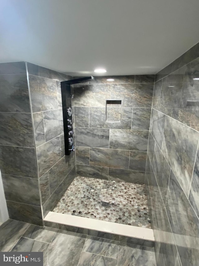 bathroom featuring tiled shower