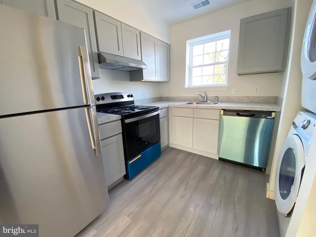 1294 Cooper St Unit C06, Edgewater Park, NJ 08010 - kitchen with stainless steel appliances, under cabinet range hood, a sink, light countertops, and light wood-style flooring