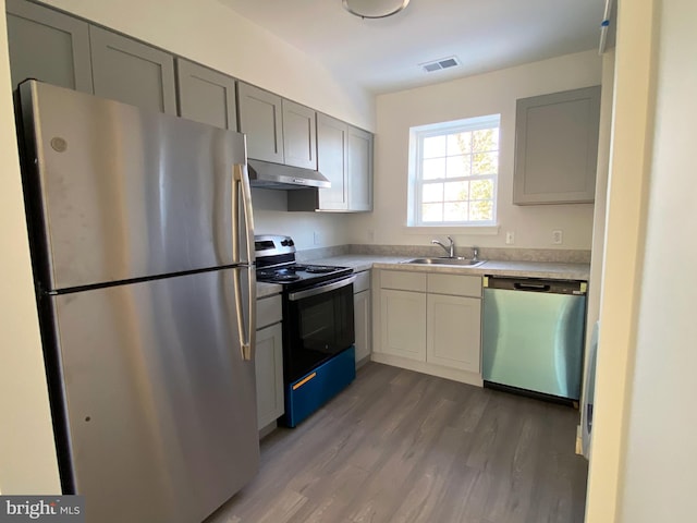 1294 Cooper St Unit C06, Edgewater Park, NJ 08010 - kitchen featuring stainless steel appliances, under cabinet range hood, a sink, wood finished floors, and gray cabinets