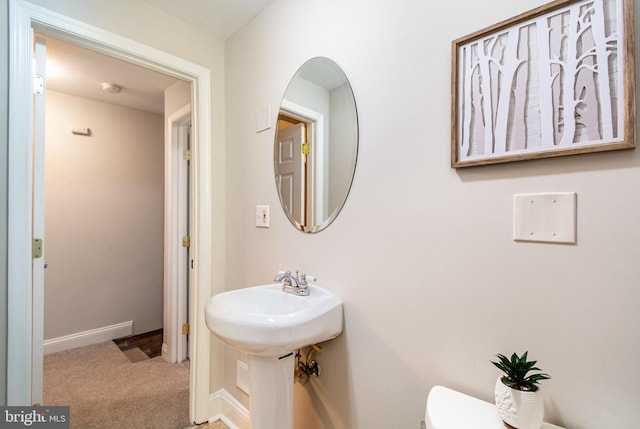 bathroom featuring toilet and sink