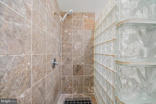 bathroom featuring tiled shower