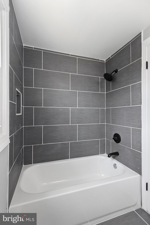 bathroom with tiled shower / bath combo