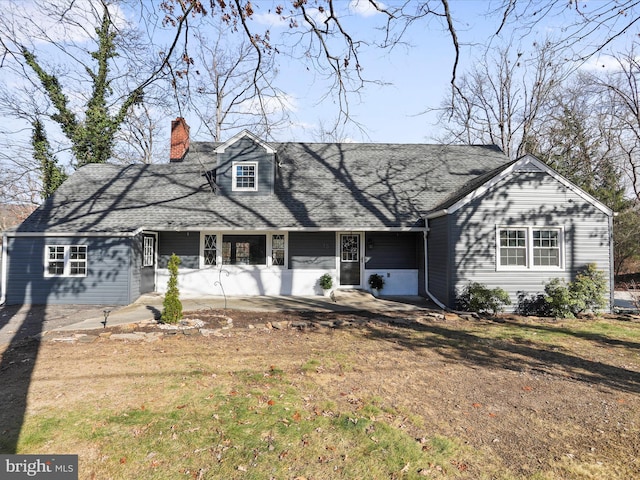 cape cod-style house featuring a front lawn